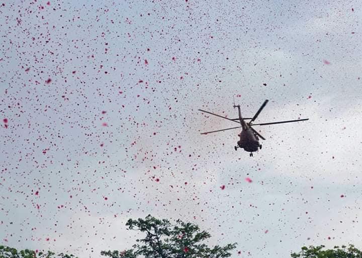 वायु सेना ने अपने अंदाज़ मे कोरोना वारियर्स का सम्‍मान पुष्प वर्षा से किया, varanasi news in hindi, वाराणसी न्यूज़