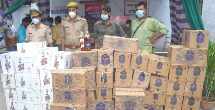 दशाश्वमेध पुलिस की बड़ी कामयाबी : अवैध अंग्रेजी शराब की तस्करी का भंडाफोड़, बड़ी संख्या में अवैध शराब बरामद, varanasi news in hindi, वाराणसी न्यूज़