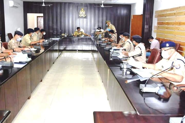 अपर पुलिस महानिदेशक वाराणसी जोन की अध्यक्षता में क़ानून व्यवस्था की दृष्टिगत मीटिंग हुई
, varanasi news in hindi, वाराणसी न्यूज़