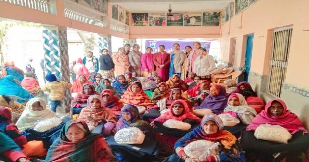 वाराणसी : सार्थक फाउंडेशन ने जरूरतमंदों के बीच किया कम्बल व भोजन का वितरण, varanasi news in hindi, वाराणसी न्यूज़