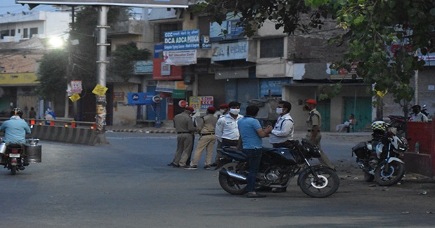भिखारीपुर तिराहे पर लॉकडाउन के उलंघन करने वाले 16 का चालान और एक गाड़ी को पुलिस ने किया सीज